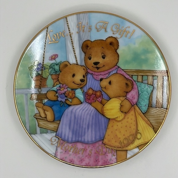 The Gift of Love: Vintage 1996‎ Avon Mother's Day Plate - Picture 1 of 3